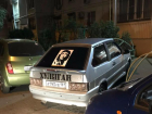 Внаглую припарковавшегося на тротуаре автохама потребовали проучить возмущенные соседи в Ростове