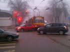 В Ростове трамвай врезался в автомобиль «Сузуки»