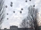 В Ростове-на-Дону выпустили в небо белые шары в память о погибших в Кемерово 