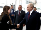 Путин пригласил школьницу из Ростова на пуск пилотируемого корабля и подарил ключ управления ракетой