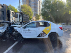 В Ростове на Портовой произошла серьезная авария с участием такси и «Лады»
