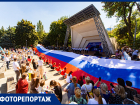 В Ростове развернули 24-метровый флаг России в пустом парке в самую жару
