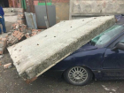 Эпичное обрушение бетонного забора на иномарку водителем фуры в Ростове попало на видео