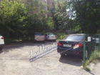На газоне в ростовском дворе сомнительная компания организовала платную парковку