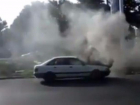 Сотрудники АЗС "зажали" огнетушитель для горящей машины в Ростове на видео