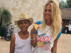 Красавица Виктория Лопырева позволила подержать себя «булочному королю» Мексики