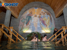 «Вышли из воды и очистились»: свыше 11,5 тысяч дончан посетили купели в крещенскую ночь