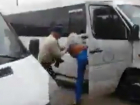 Драка водителя маршрутки с настойчивой блондинкой на автовокзале Ростова попала на видео 