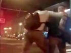 Драка молодых людей с "розочкой" и струями газа из баллончика в центре Ростова попала на видео