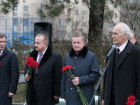 В Ростове Василий Лановой возложил цветы к памятнику преподавателям и студентам, погибшим в годы войны 