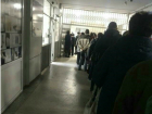 Огромной очередью в регистратуру «лечат» в поликлинике больных ростовчан 