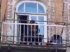 Диджей поднял настроение прохожим с балкона в центре Ростова