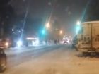 Ледяное спокойствие бегающих по скользкой дороге «бессмертных» пешеходов возмутило ростовчан на видео
