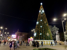 У парка Горького собрали новогоднюю елку со старыми украшениями