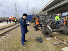 Два грузовых вагона сошли с рельс под Ростовом