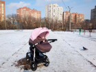 Оригинальным способом получить витамин D в детской коляске поделилась на фото жительница Ростова