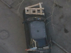 В центре Ростова на неправильно припаркованную машину сбросили строительный мусор