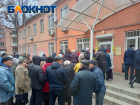 Желающие получить выплаты беженцы часами стоят в Ростове возле зданий соцзащиты