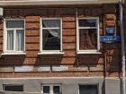 В Ростове коммунальщики закрасили историческую вывеску на фасаде дома