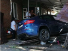 В Ростовской области иномарка на скорости влетела во двор жилого дома  
