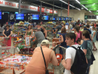 Измотанные покупатели гипермаркета «Наш» в Ростове потребовали навести порядок в работе касс