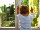 Маленький ребенок выпал из окна и получил травмы в Ростовской области