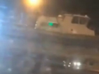 «Проплывавший» поздней ночью по центру Ростова катер сорвал троллейбусные провода и попал на видео