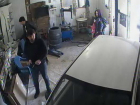 Любителя ремонтировать машину за чужой счет поймали на видео работники автосервиса в Таганроге