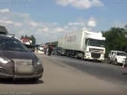 Рейсовый автобус с пассажирами протаранил «застрявший» в пробке кроссовер под Ростовом