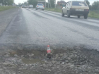 "Забытая" дорожниками опасная глубокая яма на трассе на окраине Ростова делает из водителей каскадеров на видео