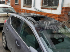 Обвалившаяся с фасада двух зданий в центре Ростова облицовка раскрошила четыре автомобиля