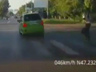 Смертельно опасный вираж безбашенной автоледи попал на видео в Ростовской области 