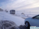 На трассе Ростов-Таганрог застрял бульдозер и автобус с дорожными службами, ехавшие на помощь к водителям