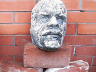 Уродливую голову "батюшки" Ленина водрузили на странный постамент жители Нахичевани в Ростове