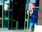 Эпичная битва уборщицы с автоматическими дверями попала на видео в Ростовской области