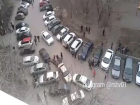 Ростовчане проучили водителя, протаранившего на своем автомобиле несколько машин