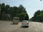 Дерзкий проезд маршрутчика на «красный» по перекрестку Ростова возмутил горожан на видео