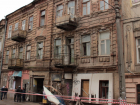 Неприглядные здания в центре Ростова могут прикрыть рекламой банка к ЧМ-2018