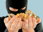 Несостоявшийся грабитель был пойман на месте преступления с полными карманами краденного золота