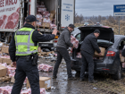 Двое дончан-мародеров попались полиции Запорожья, когда пытались стащить мясо из попавшей в ДТП фуры
