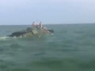 Мирно проплывавшие на броневике по Таганрогскому заливу ростовчане попали на видео
