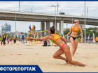 Жара-на-Дону: на Левом берегу в Ростове прошли соревнования по пляжному волейболу 