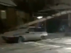 Потерявший управление КамАЗ обрушил опору ЛЭП на припаркованную легковушку в центре Ростова