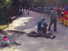 Детишки разбирали брусчатку и строили каменные замки на аллее Ростова