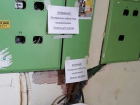 Сотрудники ТСЖ в Ростове внезапно онемели и одурели от вопроса про торчащие оголенные провода в подъезде