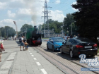 Владельцы дорогостоящих иномарок в Ростове задержали паровоз на час