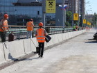 На «пробочном» мосту на Стачки в Ростове десятки рабочих поменяли бетонное основание