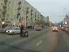 Опасные бега молодой «яжематери» с коляской по оживленной дороге Ростова попали на видео