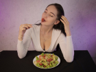 «Не поправишься и не согрешишь»: готовим пикантный салат, полезный для души и фигуры