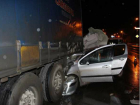 Водитель иномарки получил травмы, влетев под припаркованный КамАЗ на трассе под Ростовом